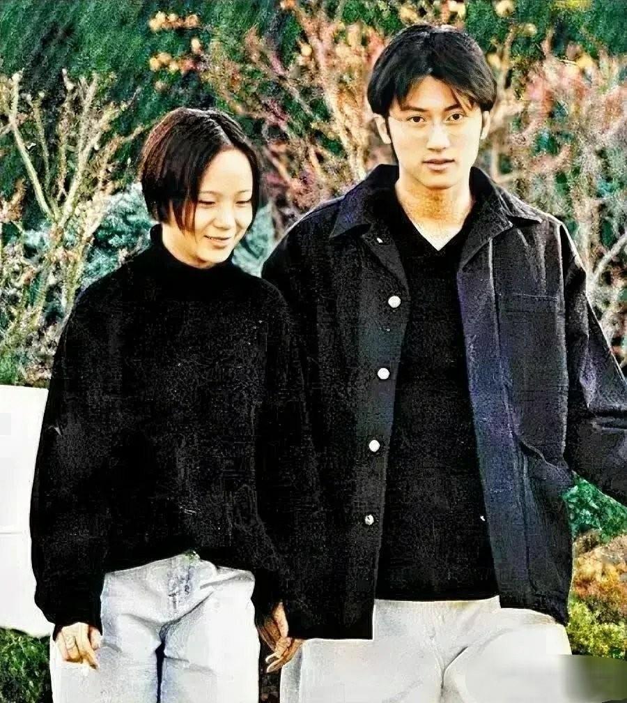 青涩时期的谢霆锋，乍一看有点像苏有朋。这张照片拍摄于1996年，当时谢霆锋