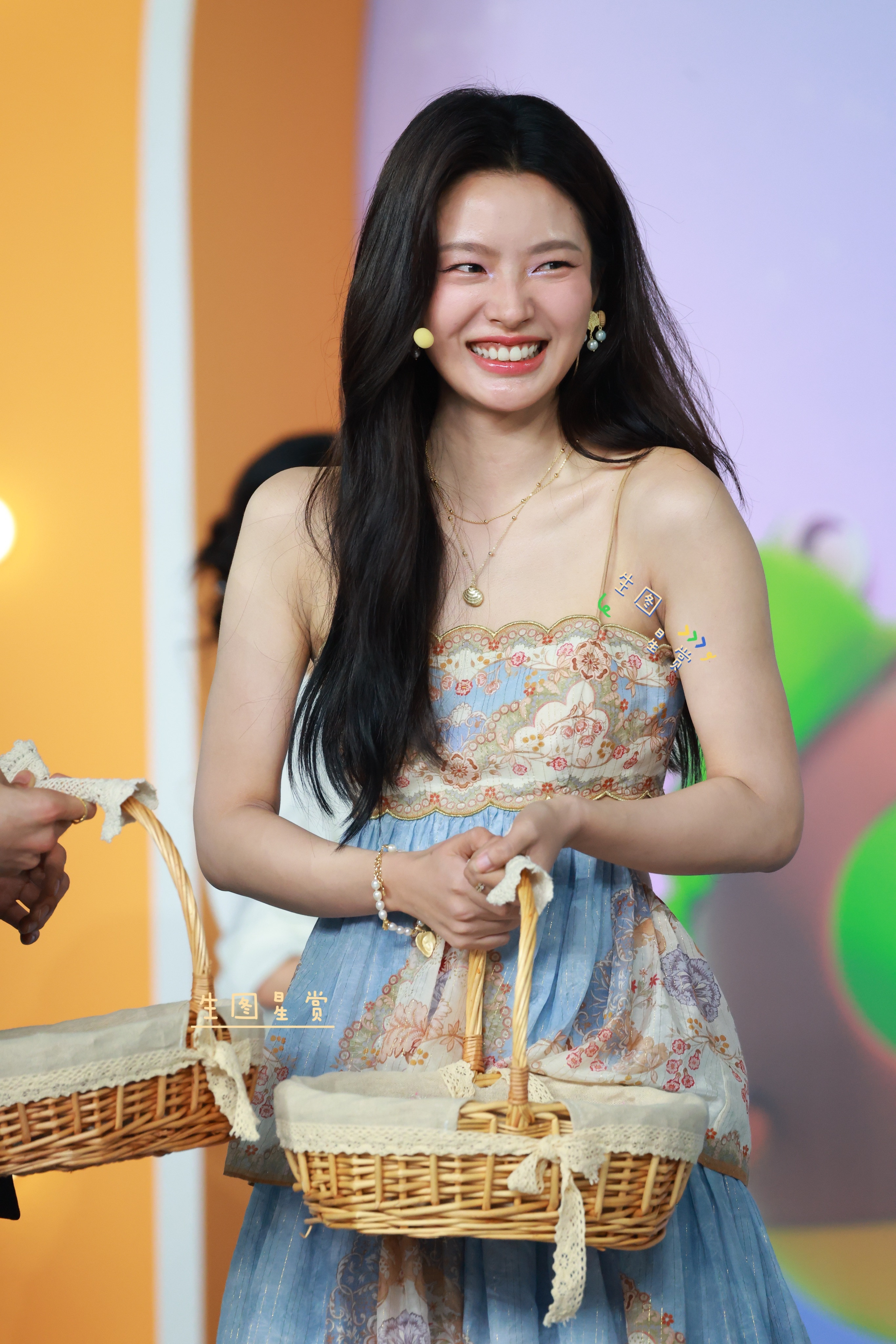 徐若晗爱奇艺717会员节生图直出，笑容好治愈的五千宝宝[抱抱]💐徐若晗红尘四