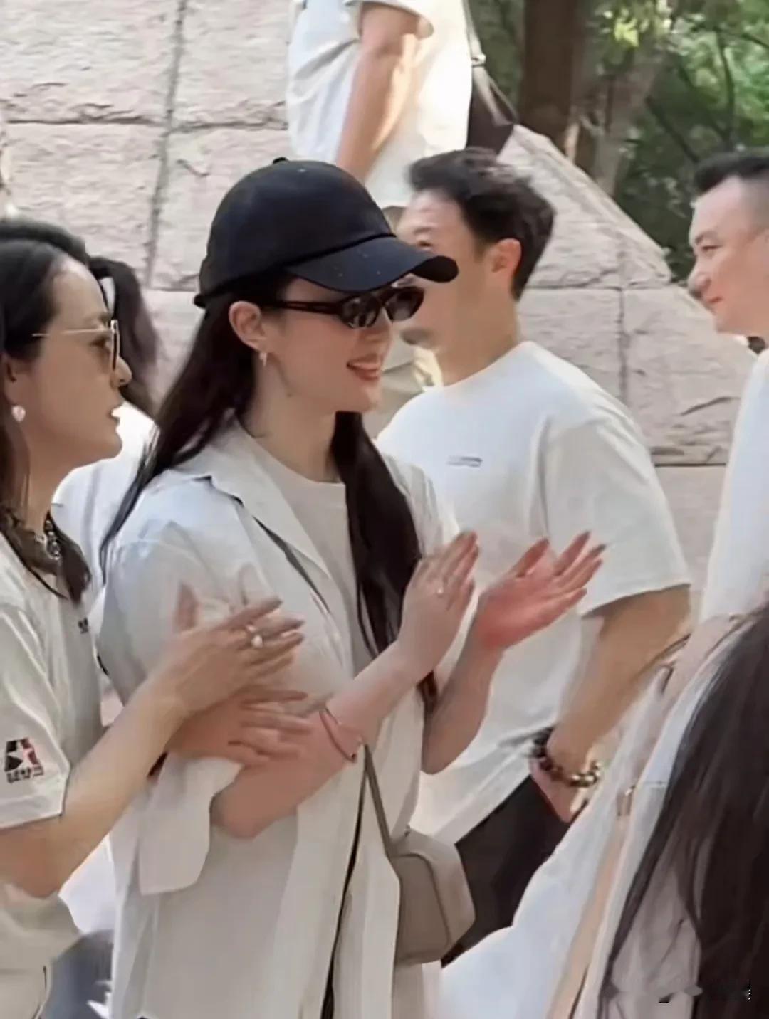 刘亦菲现身母校北电，哪怕是在美人云集的影视院校，她依旧能凭颜值征服众人。戴着棒