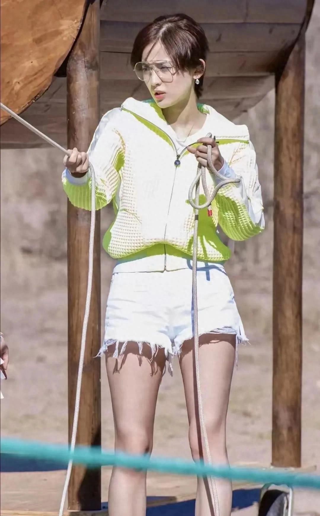 古力娜扎无美颜滤镜下，大腿粗壮肤色泛黄，没有说的那么漂亮