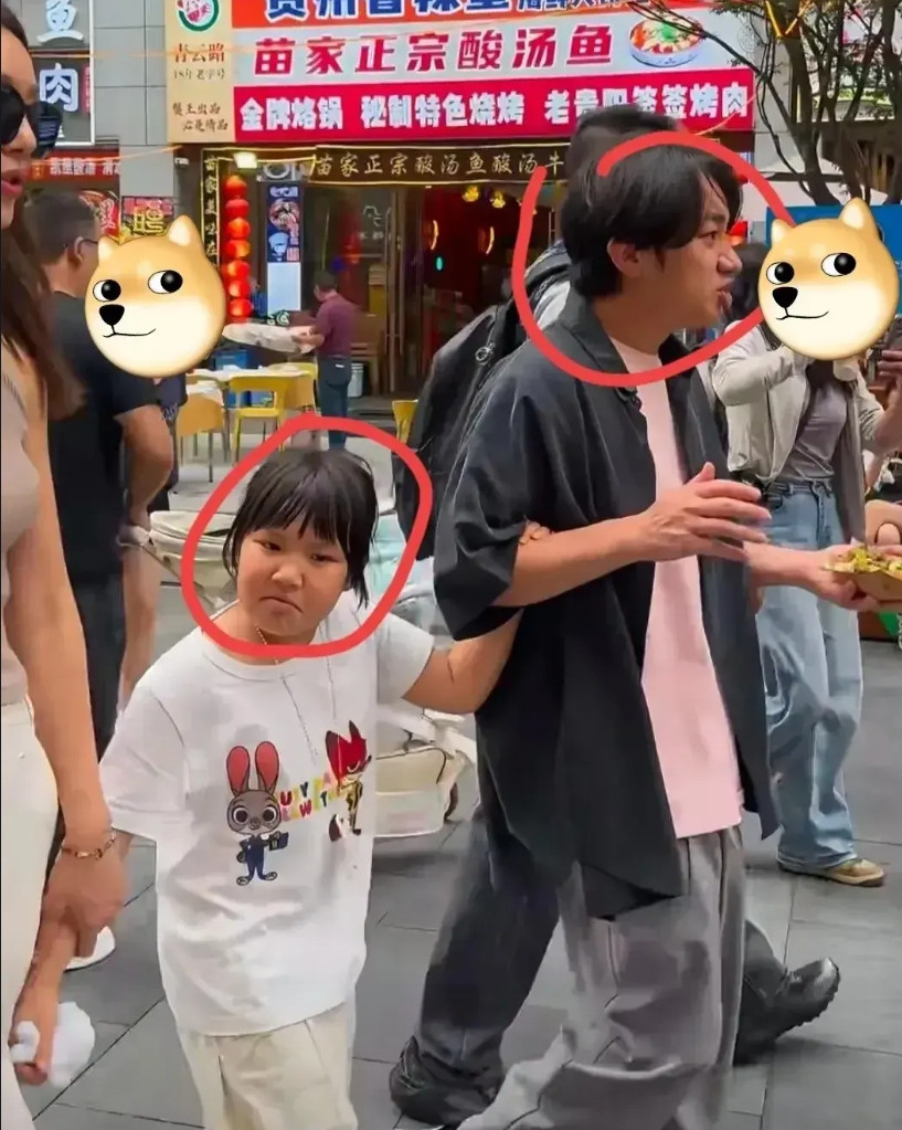 看到王祖蓝一家三口逛街突然男人发现有钱也好，没钱也罢但是男人的基因太强大
