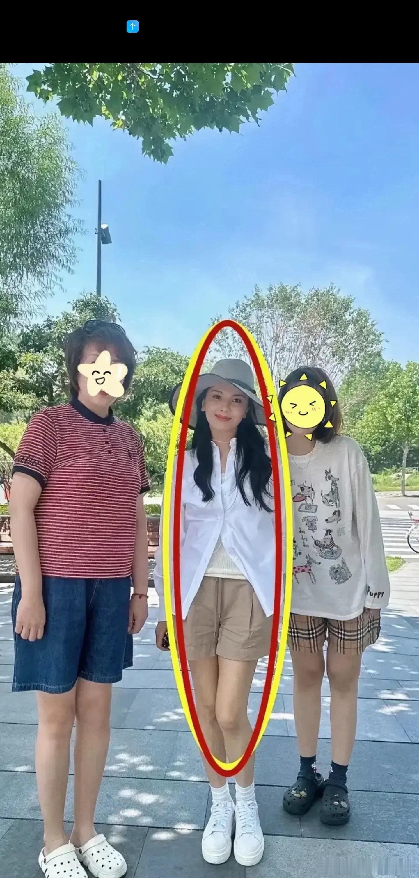 万万没想到，刘涛在电视上看着高高大大的，现实中居然也是小巧玲珑型的。