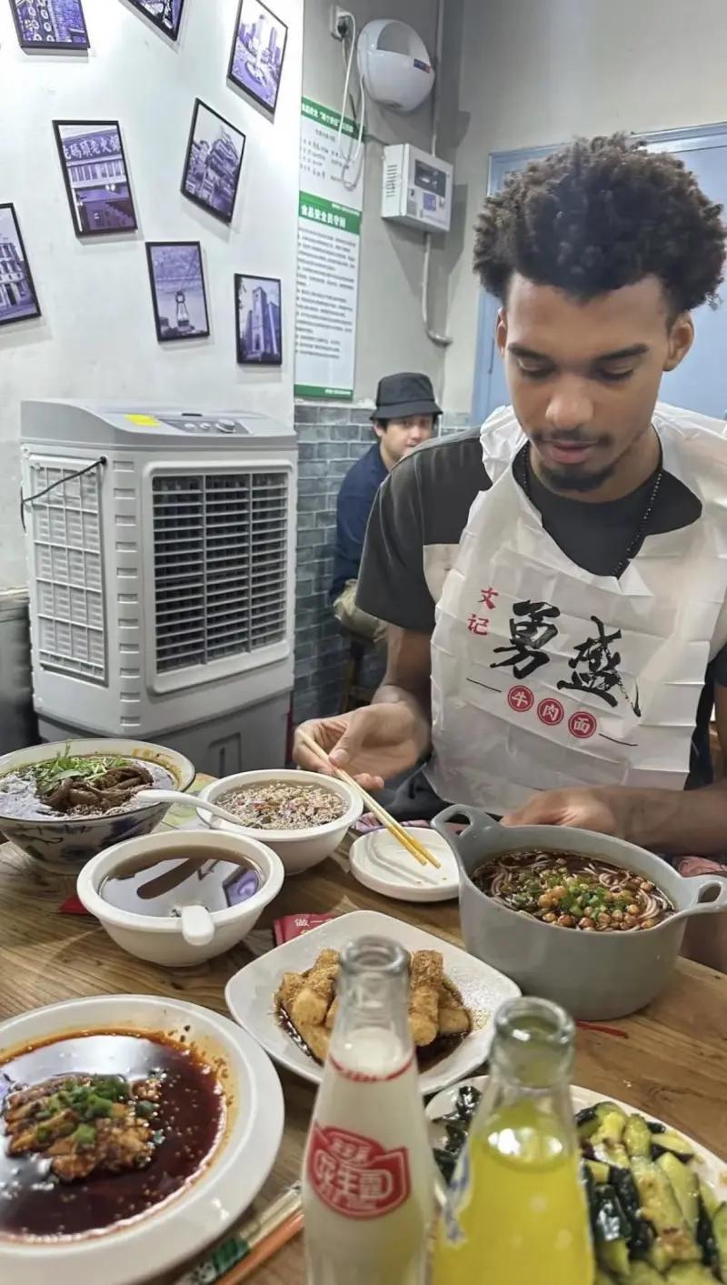 “0”宣传！文班亚马已经来到中国开始旅游！和很多球星的“中国行”不同，文班亚