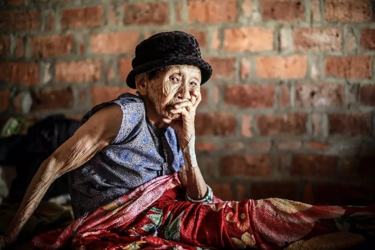 1941年，14岁的黄有良被十几个日军摁在地上，她拼命反抗，换来的却是日军刺刀。