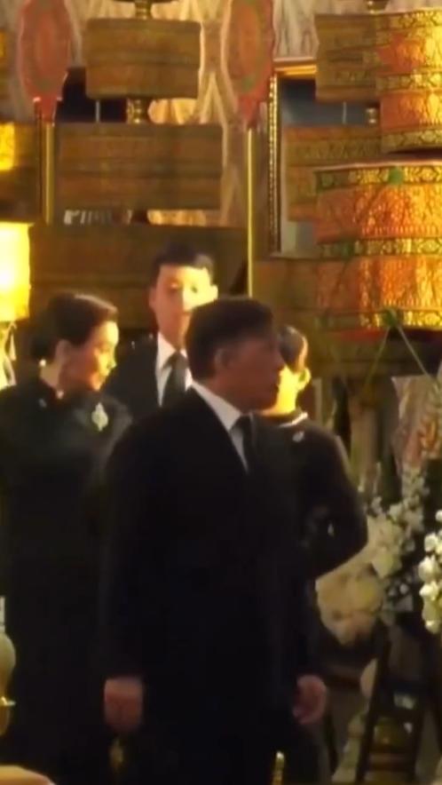 泰国王后与“护国公主”走在泰王身后边走边聊，其乐融融的画面让泰王很欣慰！6月