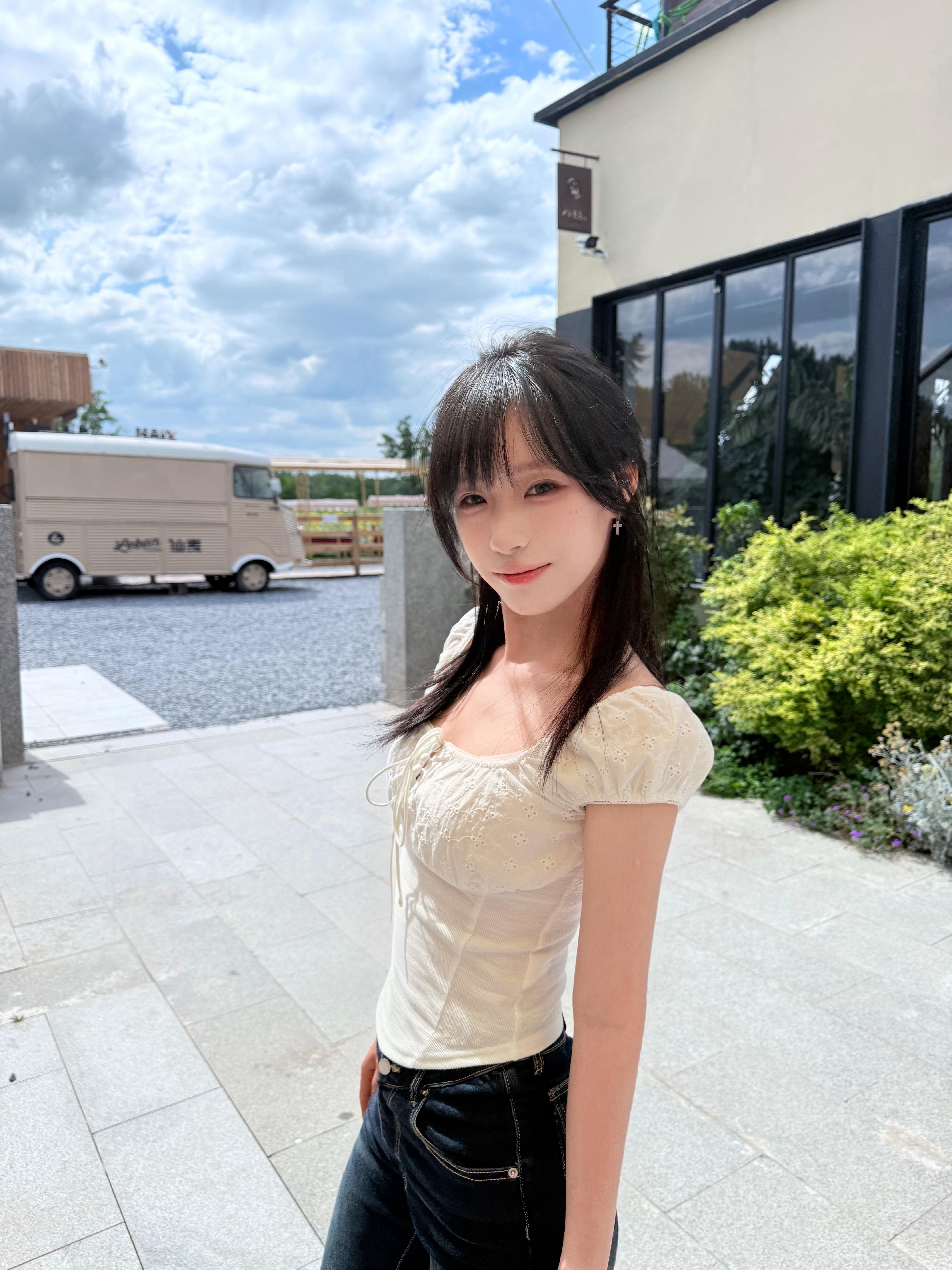 白色蓝天🤍在农场门口的照片～🍎16pm上衣ariseism裤子SUNY.
