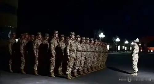深夜哨响！数千新兵秒变战士，背后藏着中国军队的硬核秘密夜深人静，突然一声急
