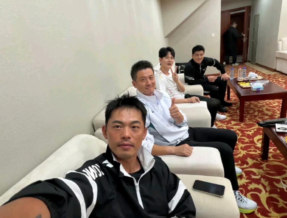 林丹，引发热议!10月2日晚上，林丹在社交平台发了一张照片，四个人挤在一块儿