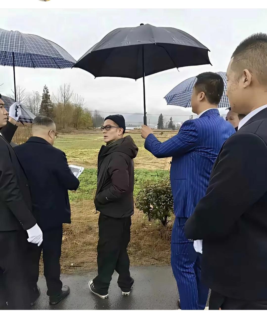 郭富城，就是自信，穿帆布鞋也不穿增高鞋。