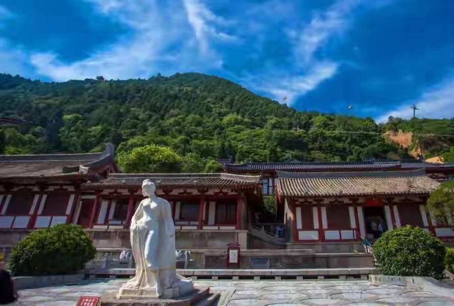 西安旅游景点华清池贵妃出浴雕像感觉违和，不符合大众审美情趣。杨贵妃其人历史形象