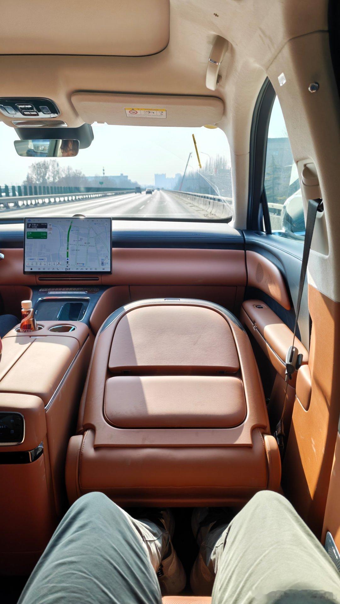 今天来个350公里往返的小长途，开白宁的岚图泰山去吧，一路按着摩就到了。