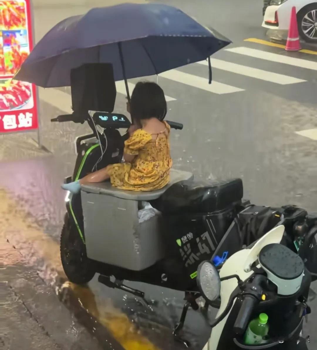 看到她袜子被大雨淋湿的那一刻，心里很心疼，她的爸爸和妈妈应该就是普通家庭，就是因