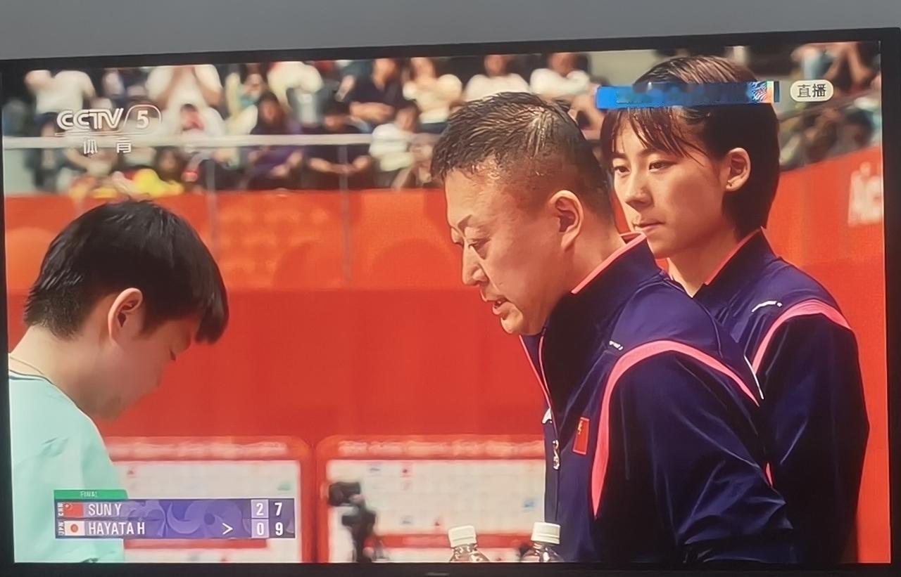 陈熠乖乖女，马琳指导在给孙颖莎说话，陈熠在一边乖乖的听着！这其实是很难得的学习