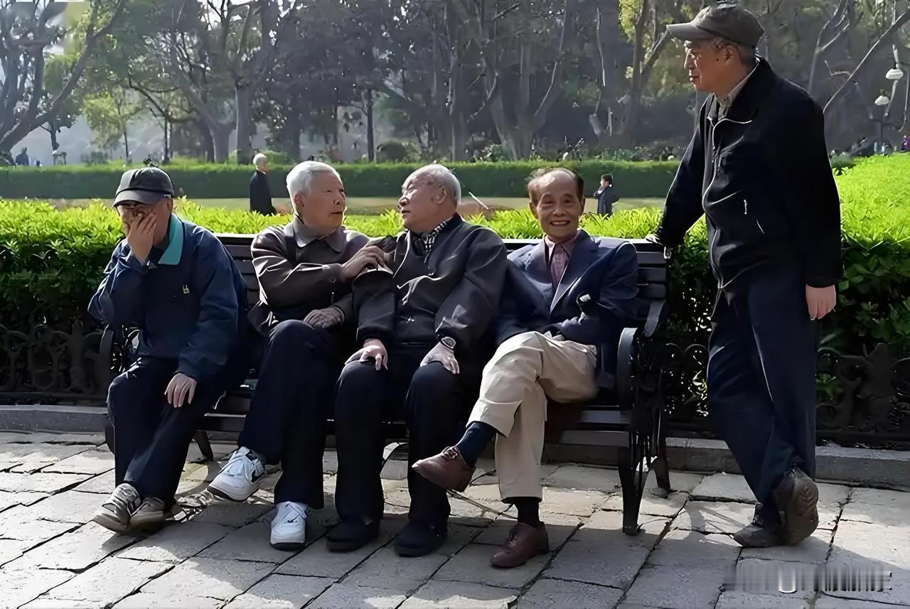 在公园里散步时，经过几个老头的身边，他们正围在一起谈论生死。我觉得有趣，就坐