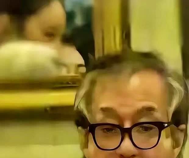 成龙这辈子注定要遗憾终生了他挣再多的钱再有巨星光环，71岁的他也难享天伦