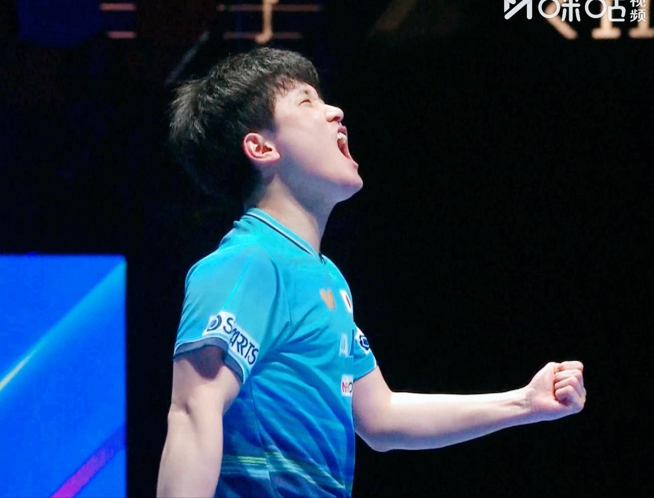 邱党太硬气了，一点也不惯着张本智和！第一局第一个球擦边，邱党立马找裁判去