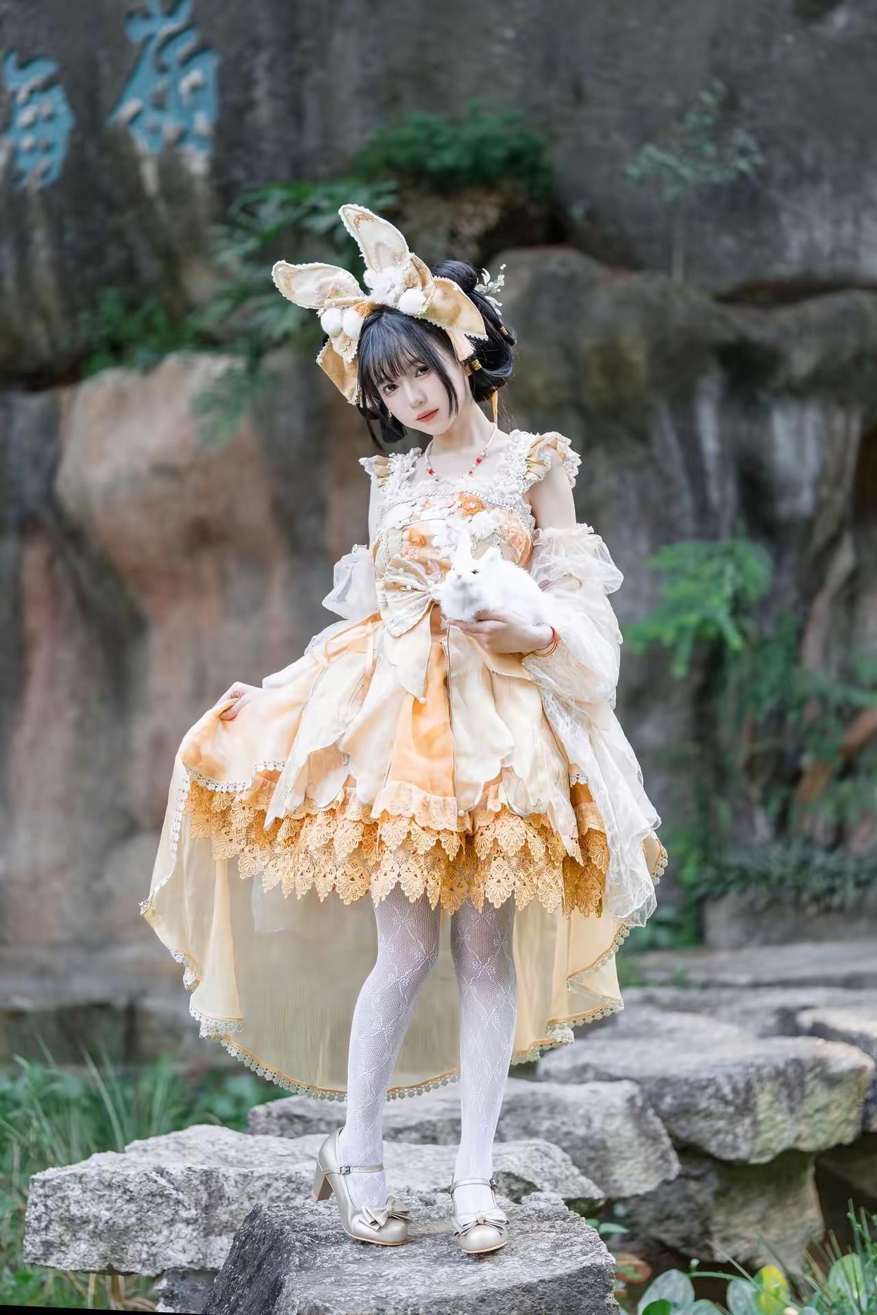 穿着洛丽塔服装的女孩站在石头上。