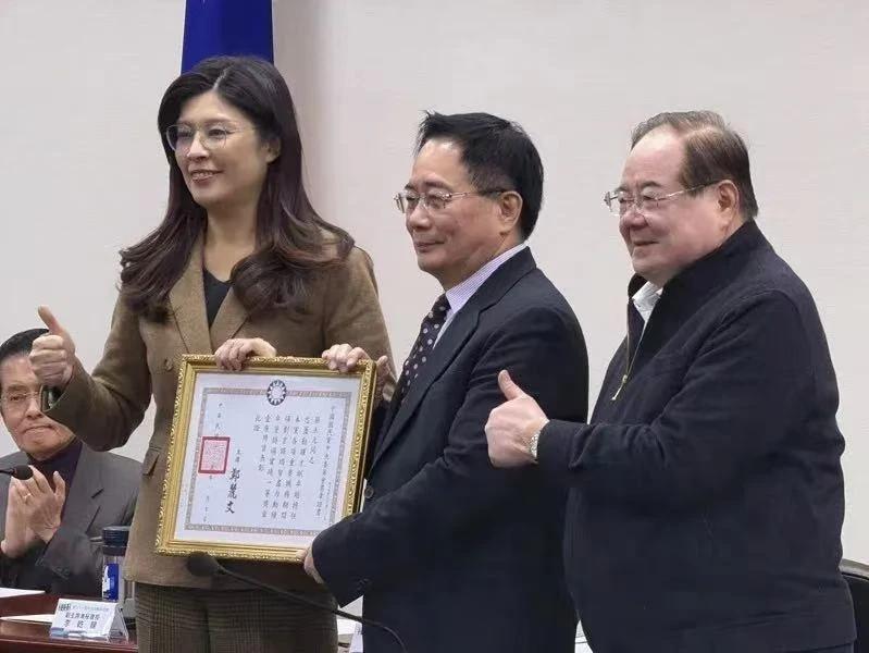 蔡正元即将坐牢，郑丽文授予勋章，为蔡正元正名，蔡正元表态亮了因为“三中案”，