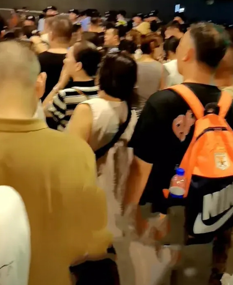 某男团在上海体育场里开演唱会，孩子在里面给她们的偶像打call应援，家长在外面
