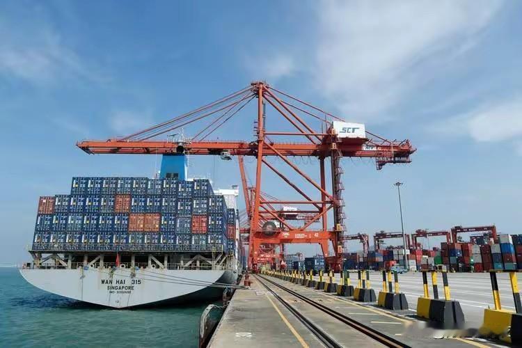 1. 美国每天从中国进口10亿美元商品中国港口拥堵：特朗普称对华高关税“不可持