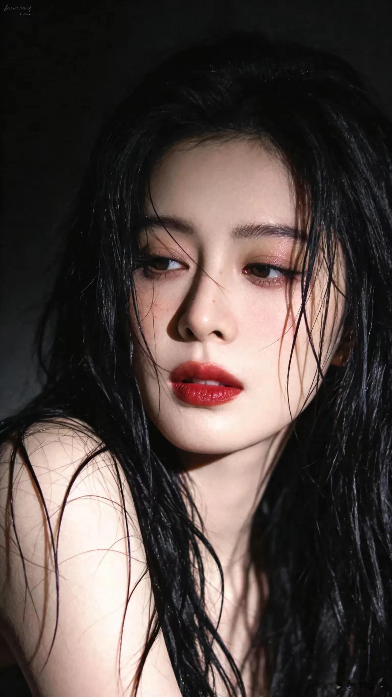 清颜红唇，媚骨生香淡妆浓抹，花容月貌千娇百媚，绝色佳人气质如兰，国色天姿