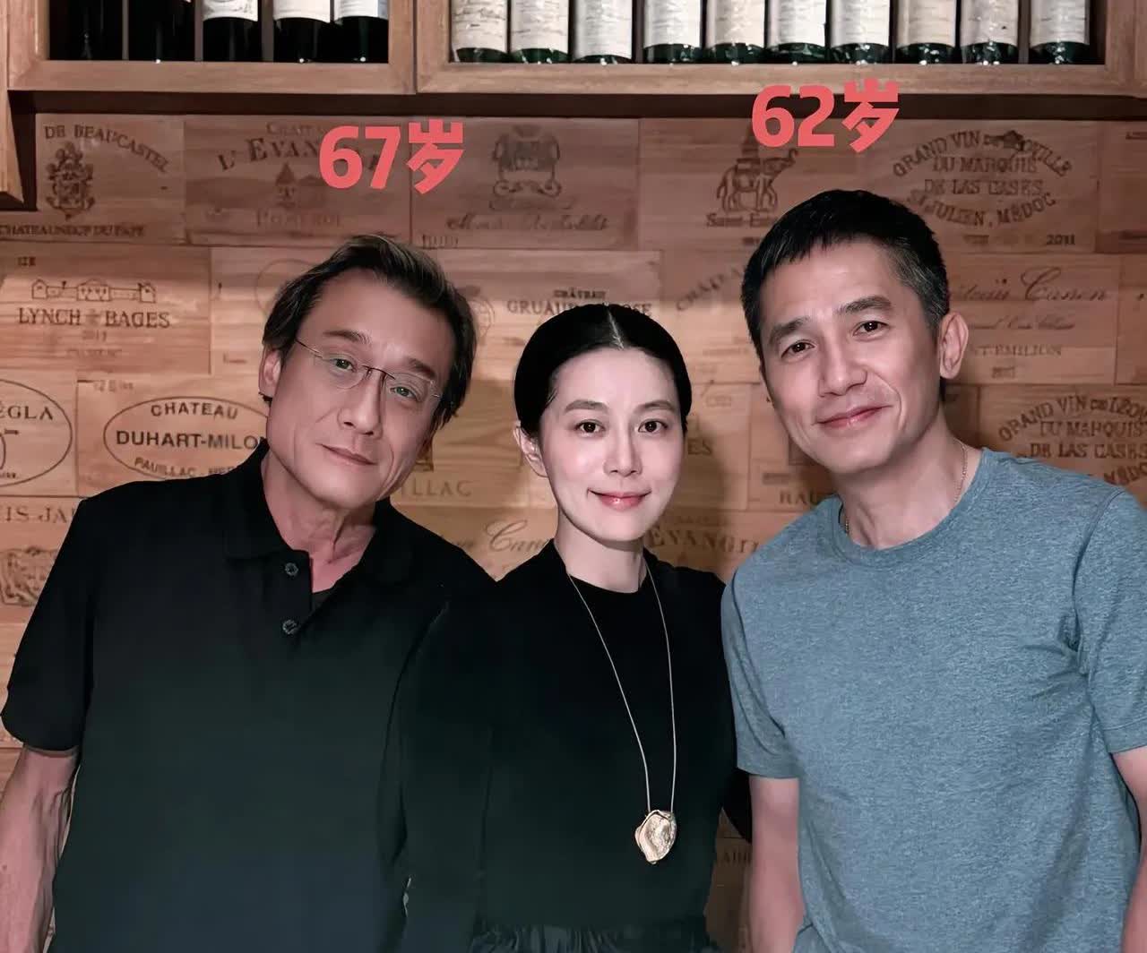 62岁梁朝伟和67岁梁家辉一起聚餐，两人同框对比，状态差距好大！梁家辉看起来太显
