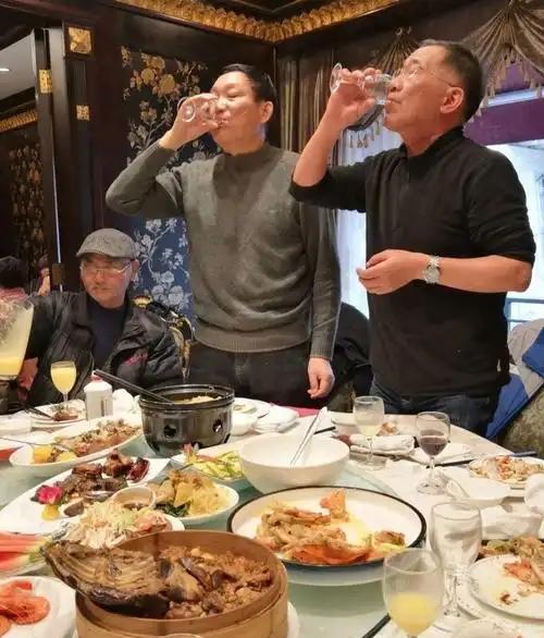 在饭局上当领导说：“你老婆很漂亮”时，低情商者会回答“谢谢夸奖”。这样的回应显得