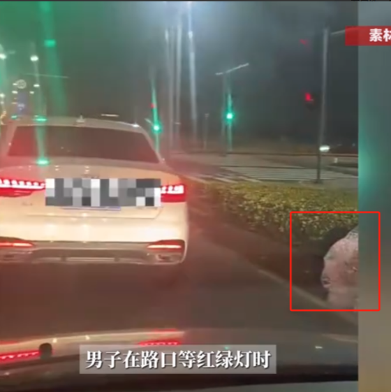 “这就是有钱任性吗？”5月20日，江苏苏州，一女子收到了男友送的“有钱花”，里面