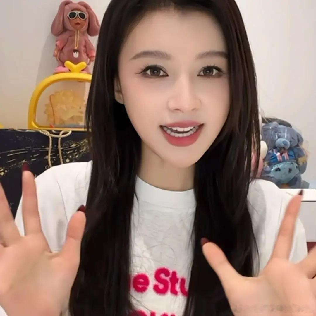 孙怡双手打招呼是为了装可爱吗
