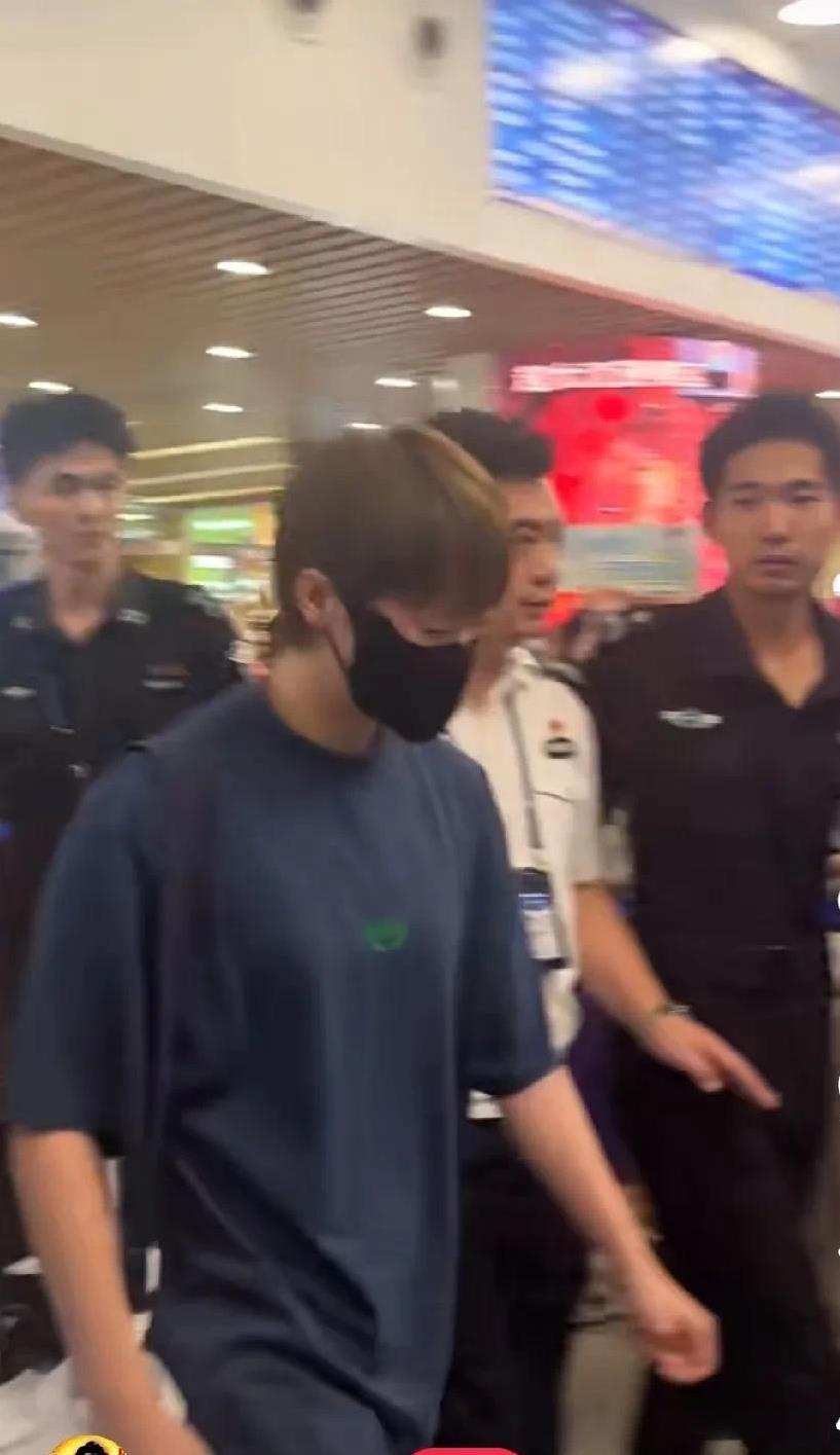 莎莎和曼昱都到厦门了。这俩孩子出趟门真的不容易，莎莎和曼昱应该坐的不是同一班飞