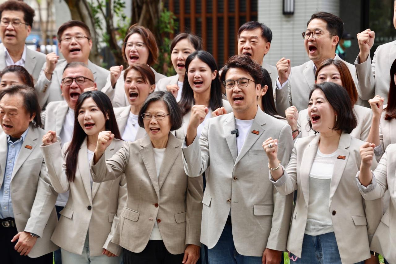 蔡英文陪同沈伯洋登记参选台北市长，传递不可忽视的三个信号。蔡英文尽管没有充当“台