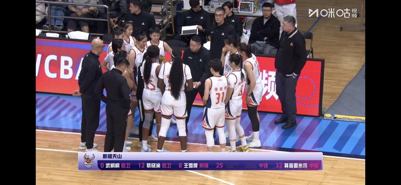 郑海霞女士观战！原八一女篮领衔大战，武桐桐首发➕14分14助北京女篮坐镇主场以