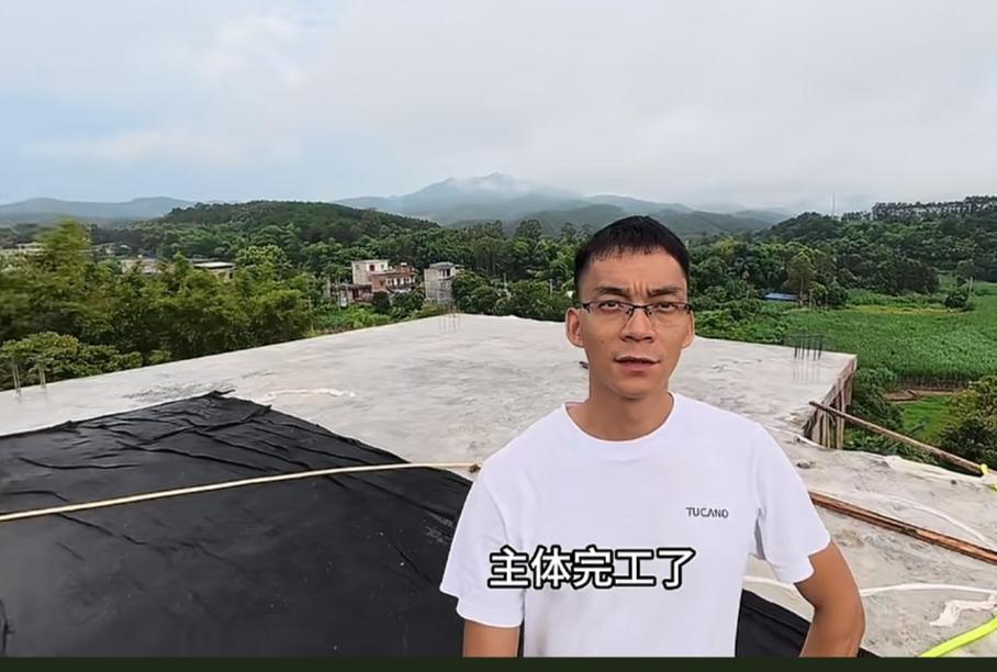唐尚珺完成了他母亲的一个心愿：建了一栋两层楼的房子。以前他母亲住在那个砖瓦房20