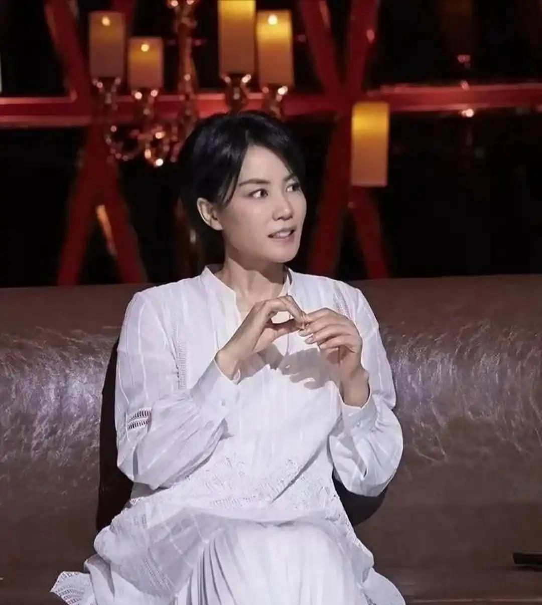 王菲拿到6000万签约费，转身就在北京买了8套房子。签约现场，公司高层期待她主