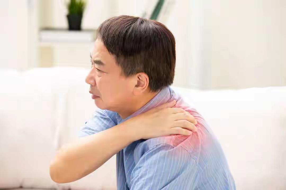 男子因左肩酸痛就诊，上午入院，下午离世！医生：只因忽视3件事一场看似普通的左