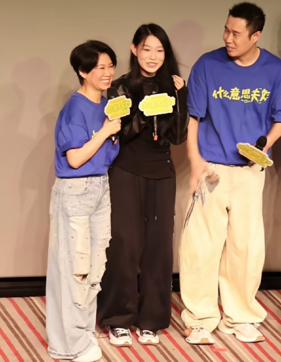 小沈阳妻子春阳执导的喜剧电影《什么意思夫妇》路演现场，沈春阳，女儿沈佳润，小沈阳，一家三口同台亮相，