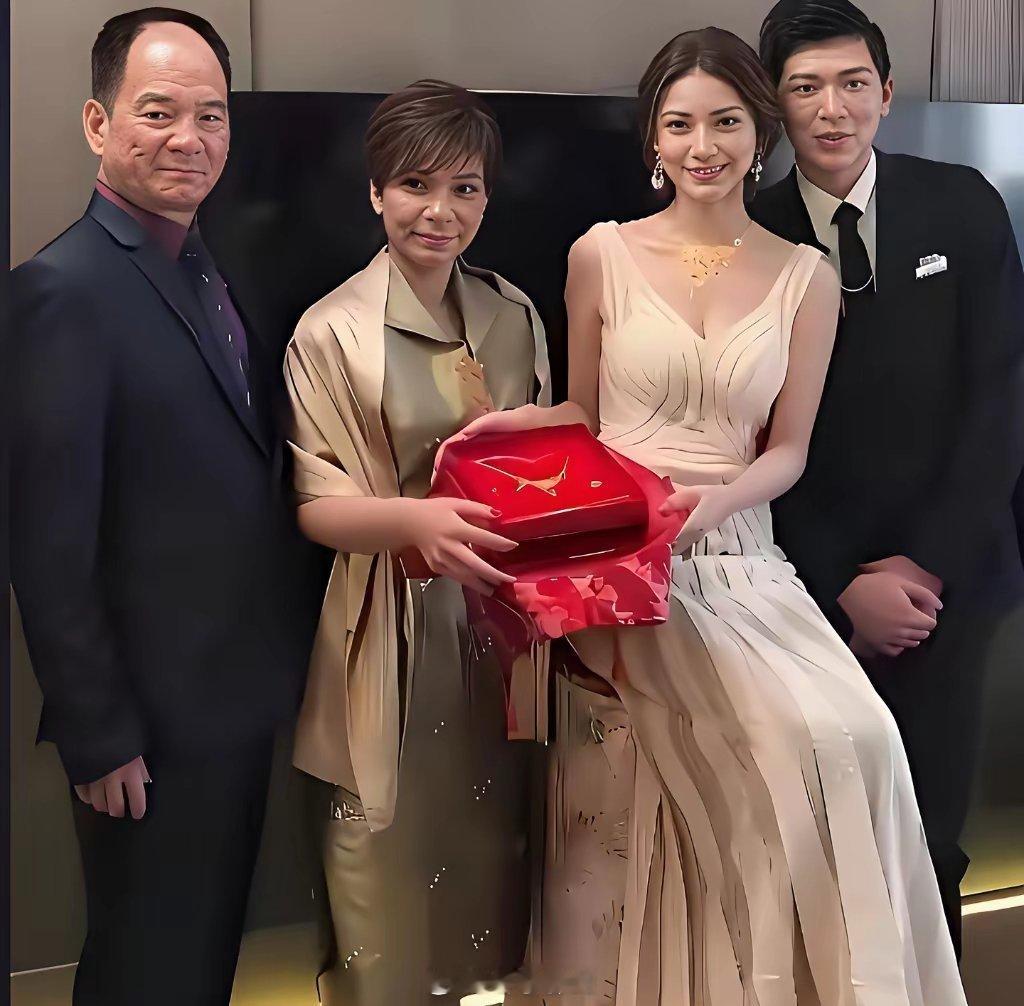 2018年，马筱梅与父母以及前夫在婚礼上的留影，当时的马筱梅在医美行业上班，前