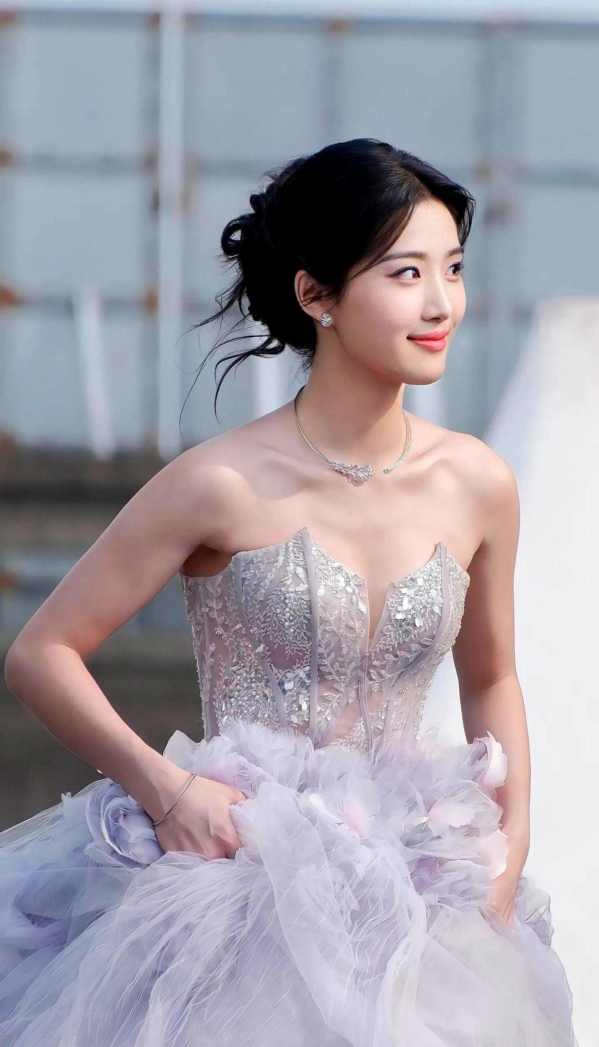 卢昱晓的深V礼服不是靠博眼球，而是被时尚圈悄悄认证了。上海电影节那条裸粉高定