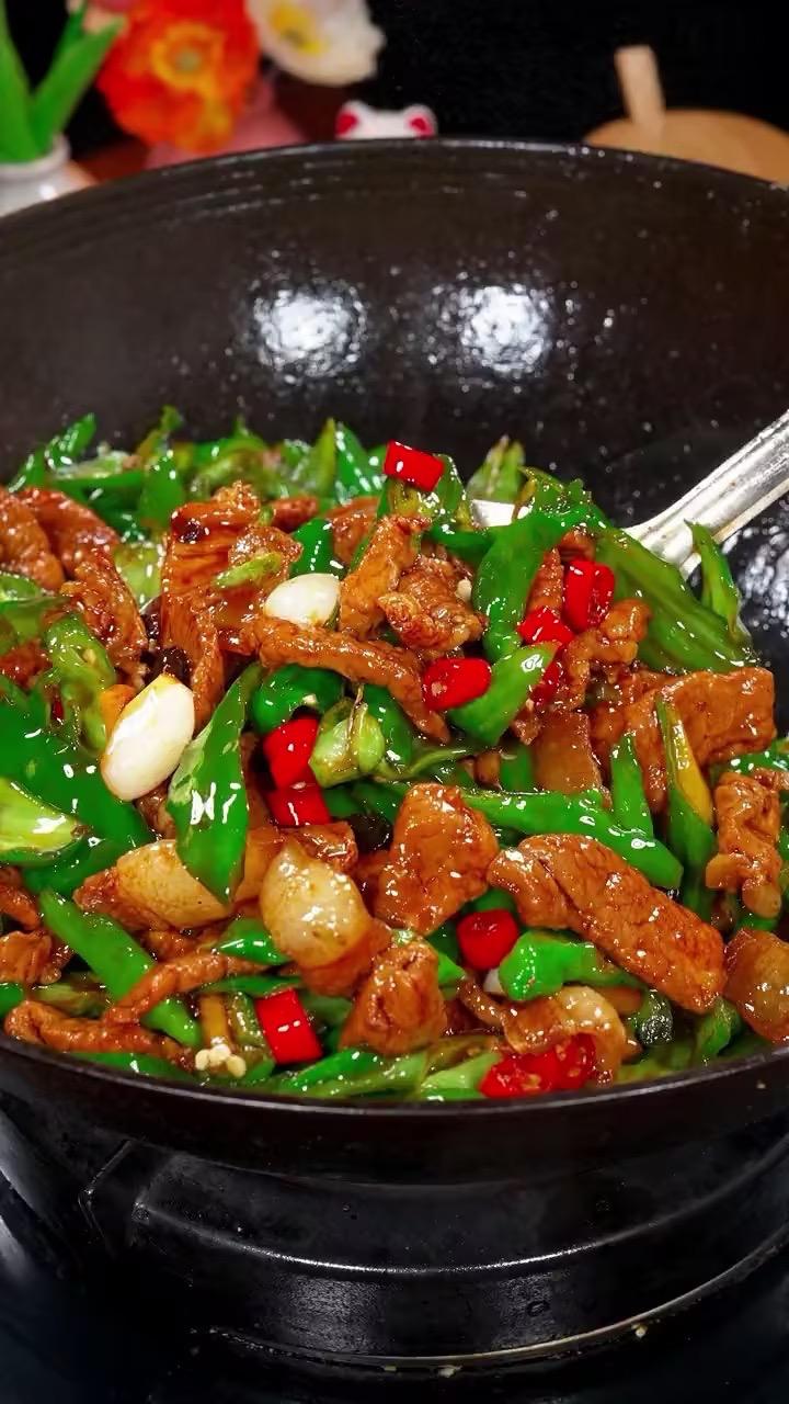 我说个关于湖南的冷知识，大家吃湘菜是不是经常会吃到小米辣？几乎每菜必放。事实上早