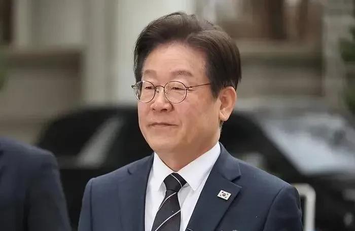 一觉醒来，“眯眼哥”李在明当上韩国总统了，共同民主党也从在野党变成了执政党，同时