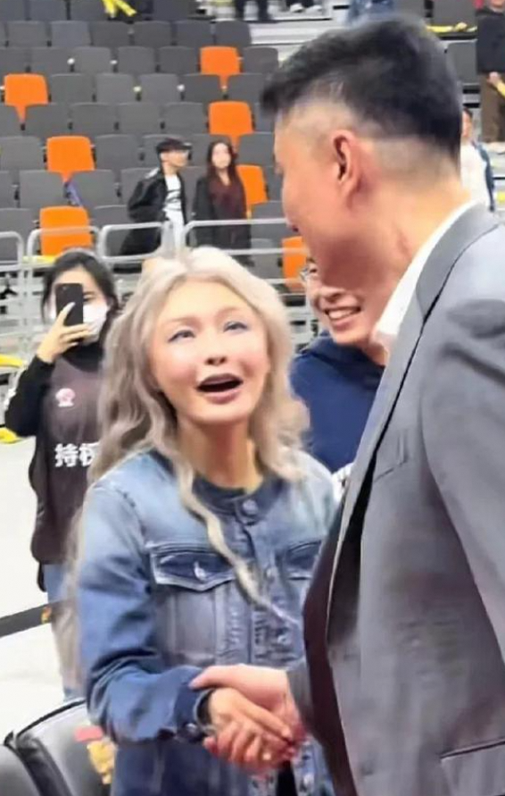 宏远老板娘赛后紧握杜锋手，44分大胜燃爆全场！