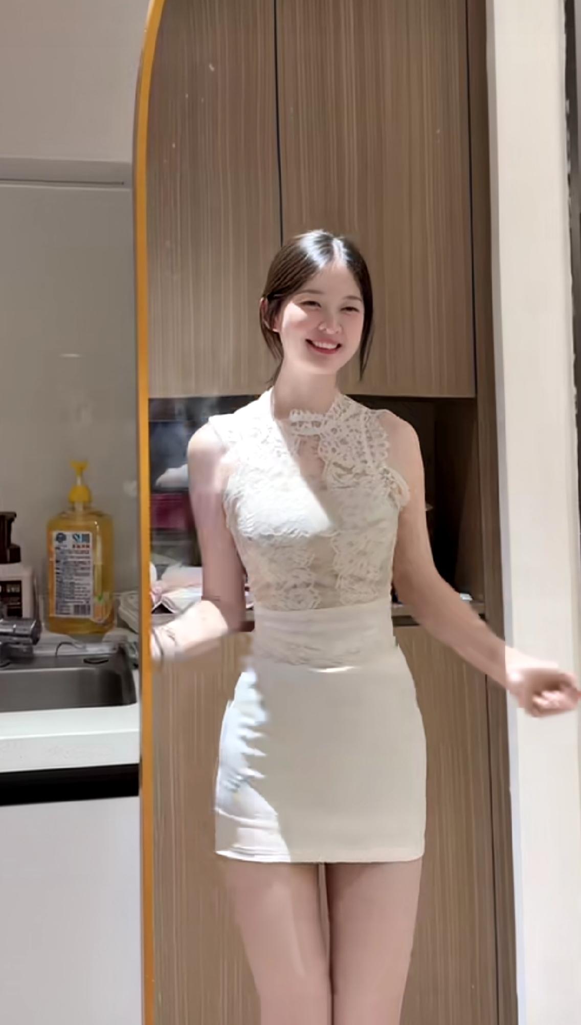 漂亮高挑女孩自信拍镜子里跳舞的自己。