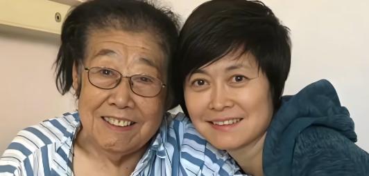 敬一丹父亲敬毓嵩，黑龙江省人民检察院原副检察长，经历过战争年代，严谨正直，201