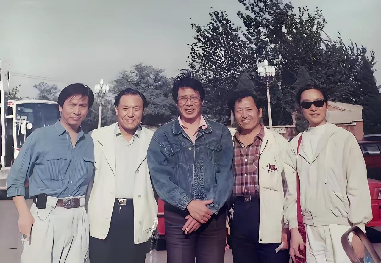 上世纪80年代几位著名表演艺术家的合照：我一眼就认出了中间高大修伟、手指夹着一支