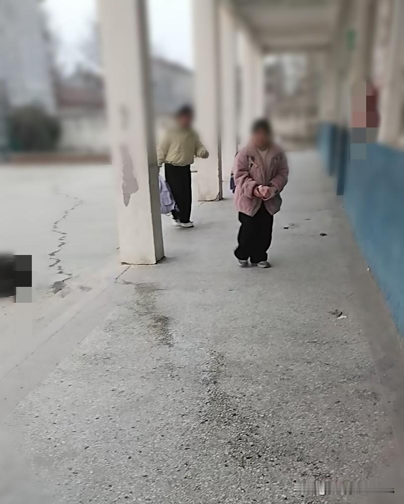 同学因病离世，班主任却对全班说“他转学了”，孩子们哭着写信：老师，你跟他说我想他