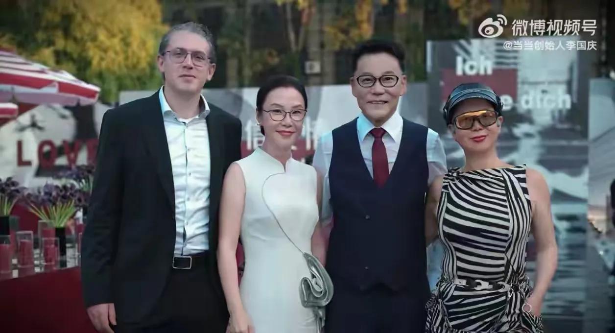 男人拥有白月光，眼里就会发光。李国庆不要年轻小妹子，只要他的白月光。新婚快乐，开