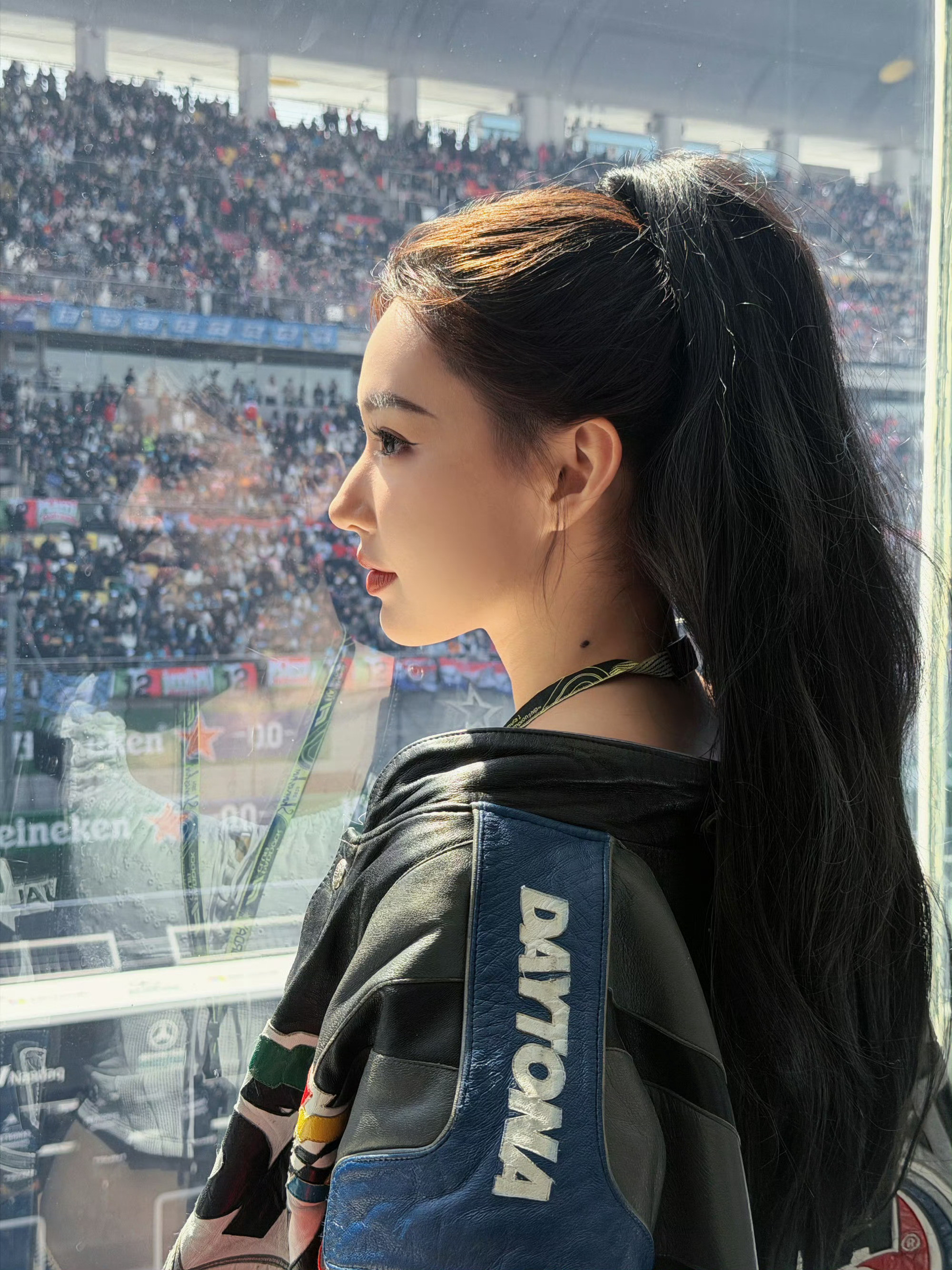 关晓彤程潇F1观赛造型关晓彤气场全开酷到没边，程潇精致甜酷氛围感拉满，二位随手一