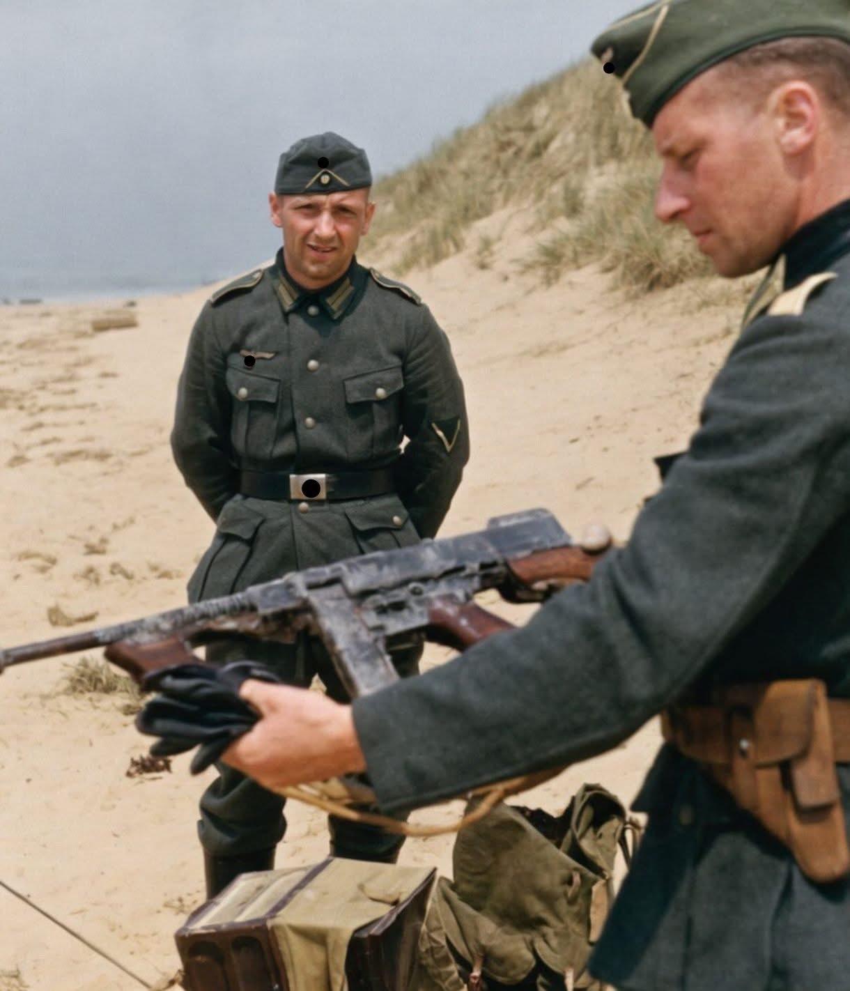 1944年，德军士兵正在检查刚缴获的汤姆森冲锋枪！汤姆森冲锋枪二战