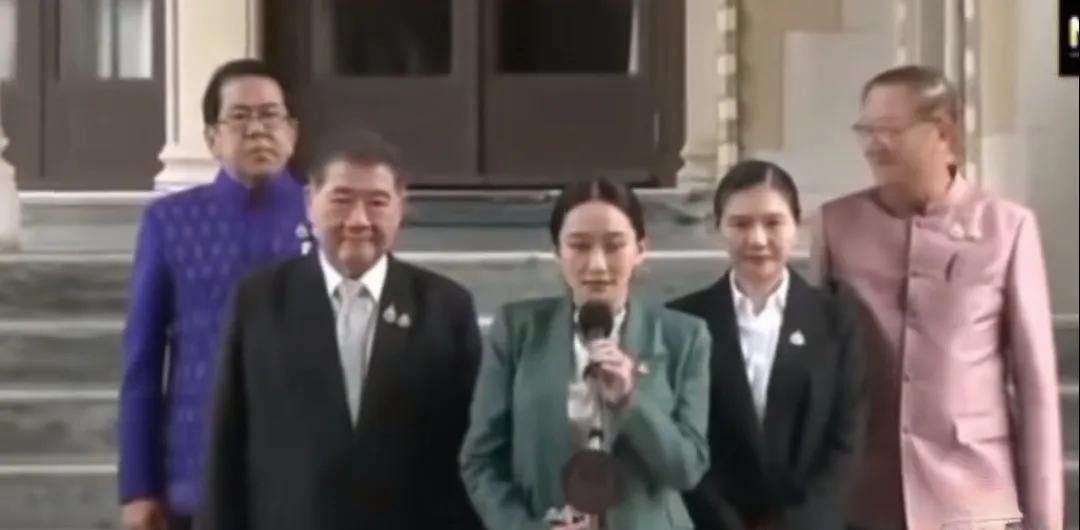 不灰心！佩通坦美美地乘车离开首相府佩通坦暂时离开首相的职位，可以说是以退为进。
