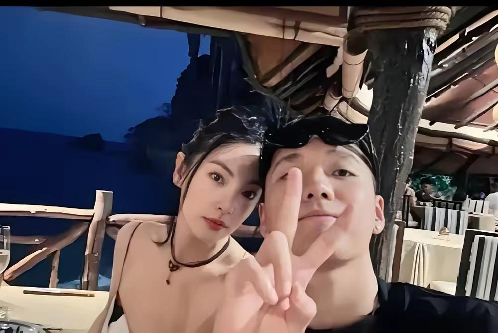 小男友竟然甩了张雨绮，惹得她当着几万人的面直抹眼泪。这个身高1.88米的前CBA